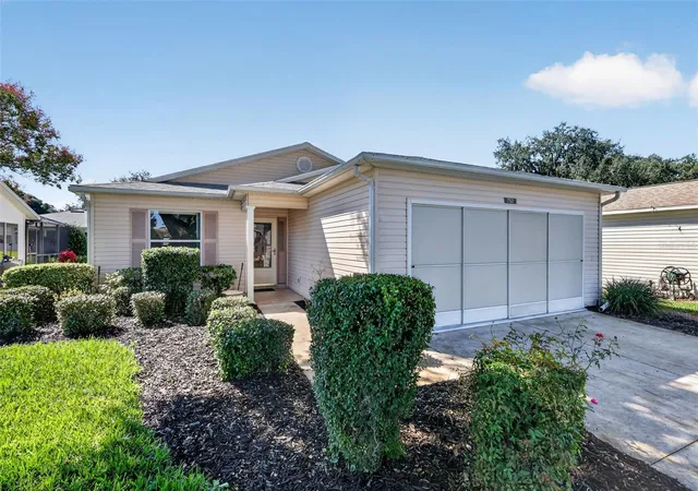 Photo 3 of Single family home for sale at 752 Old Oaks Ln, Leesburg, FL 34748 | MLS# G5118563 | Listing updated on 2026-10-22