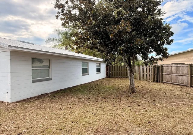 Photo 3 of Single family home for sale at 1015 Mockingbird Cir, Winter Haven, FL 33884 | MLS# L4965517 | Listing updated on 2026-10-04