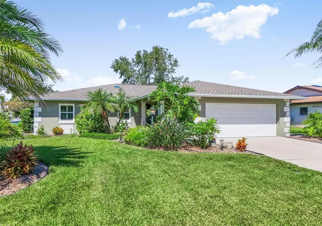 Photo 2 of Single family home for sale at 8 Fleming Ct, Palm Coast, FL 32137 | MLS# FC321870 | Listing updated on 2026-10-20