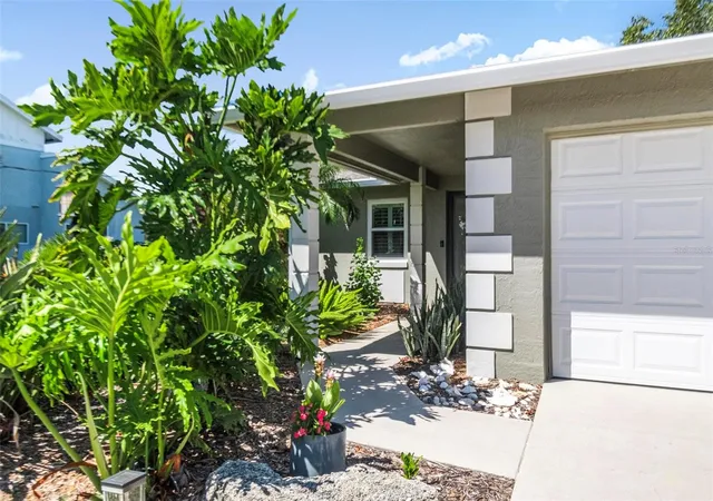 Photo 3 of Single family home for sale at 8 Fleming Ct, Palm Coast, FL 32137 | MLS# FC321870 | Listing updated on 2026-10-20