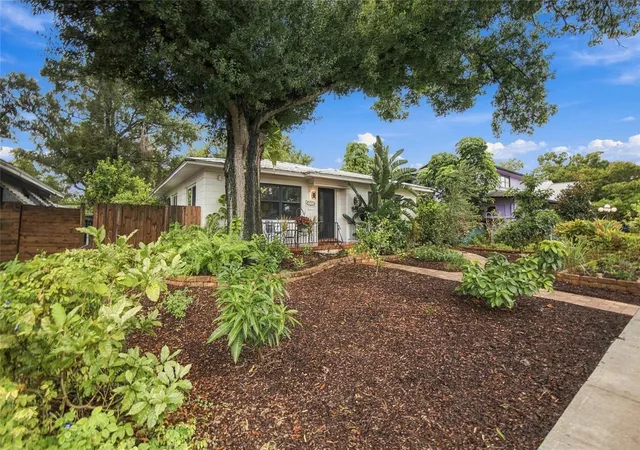 Photo 3 of Single family home for sale at 1926 Burlington Ave N, Saint Petersburg, FL 33713 | MLS# TB8554533 | Listing updated on 2026-10-09
