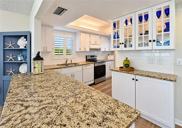 Photo 4 of Condo for sale at 9416 Concord Cir, Bradenton, FL 34210 | MLS# A4708347 | Listing updated on 2026-10-06