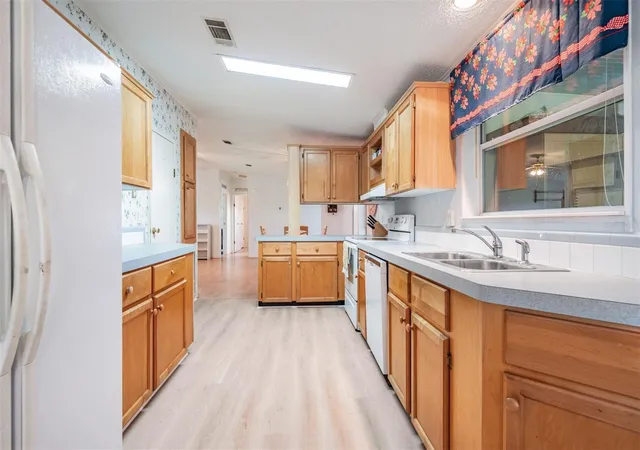 Photo 4 of Manufactured home for sale at 37700 Neukom Ave, Zephyrhills, FL 33541 | MLS# TB8554537 | Listing updated on 2026-10-03