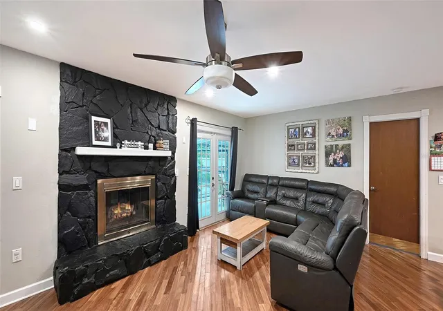Photo 4 of Single family home for sale at 5107 Woodlawn Cir W, Palmetto, FL 34221 | MLS# A4708360 | Listing updated on 2026-10-03