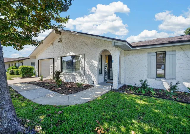 Photo 2 of Single family home for sale at 11 Ferris Ln, Palm Coast, FL 32137 | MLS# V4951644 | Listing updated on 2026-10-03