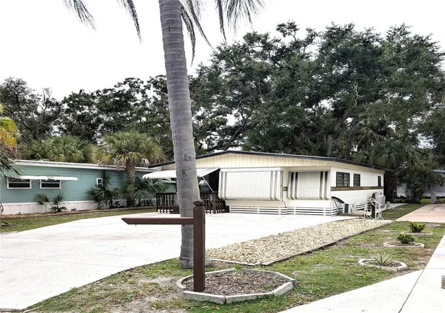 Photo 2 of Manufactured home for sale at 3300 26th Avenue E #147, Bradenton, FL 34208 | MLS# A4708373 | Listing updated on 2026-10-03