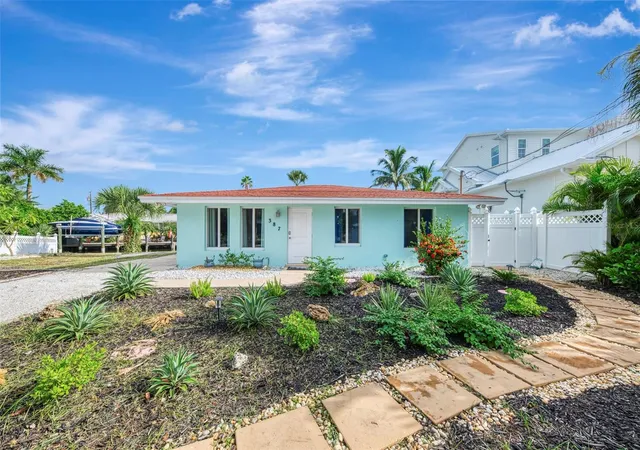 Photo 3 of Single family home for sale at 387 Avenida Milano, Sarasota, FL 34242 | MLS# A4708379 | Listing updated on 2026-10-07