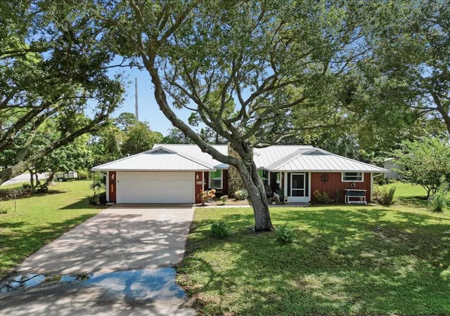 Photo 2 of Single family home for sale at 301 Columbus St, Sebastian, FL 32958 | MLS# S5158817 | Listing updated on 2026-10-04