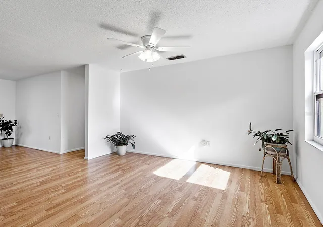 Photo 3 of Single family home for sale at 4260 Bell Ave, Sarasota, FL 34231 | MLS# A4708397 | Listing updated on 2026-10-04