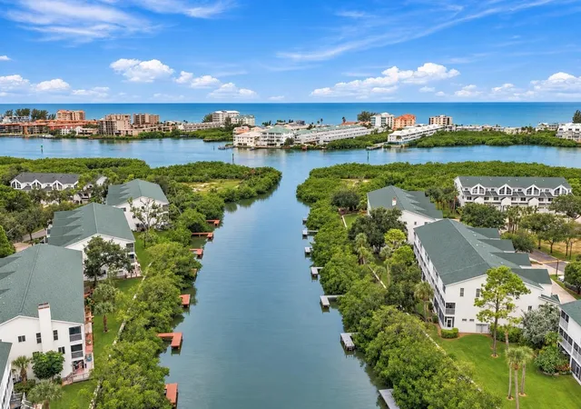 Photo 4 of Townhouse for sale at 14761 Seminole Trl, Seminole, FL 33776 | MLS# TB8554649 | Listing updated on 2026-10-06