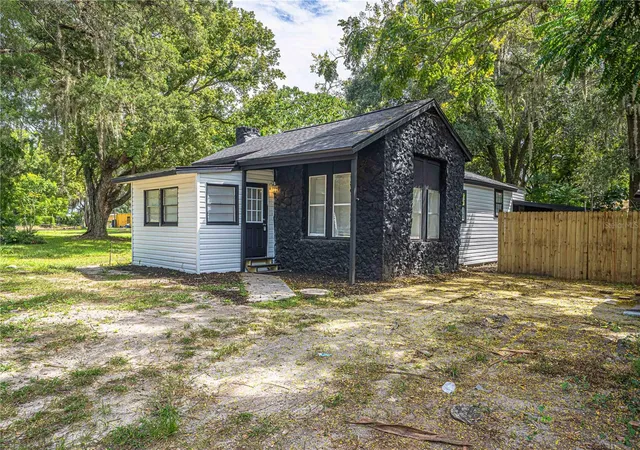 Photo 3 of Single family home for sale at 2331 Westside Dr, Leesburg, FL 34748 | MLS# O6447059 | Listing updated on 2026-10-07
