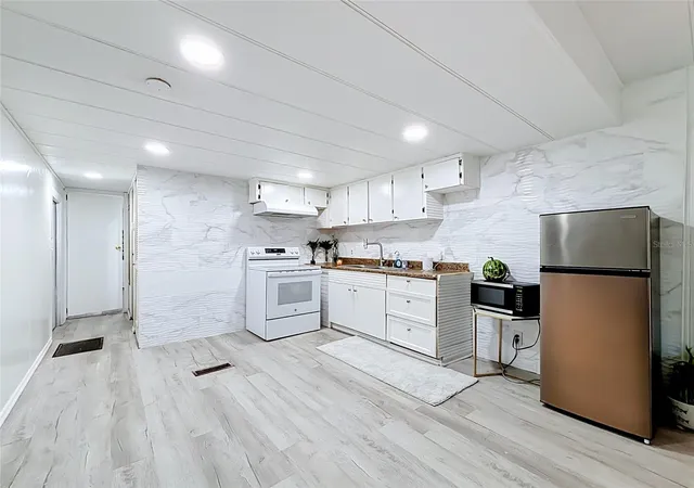 Photo 3 of Manufactured home for sale at 1726 Flint Dr, Auburndale, FL 33823 | MLS# S5158832 | Listing updated on 2026-10-09