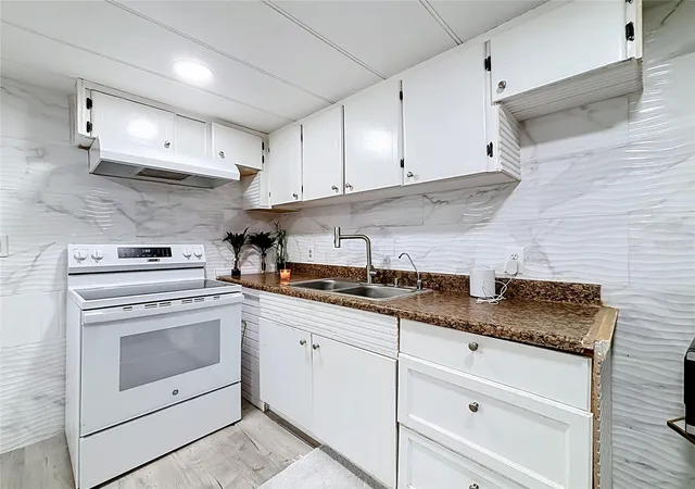 Photo 3 of Manufactured home for sale at 1726 Flint Dr, Auburndale, FL 33823 | MLS# S5158832 | Listing updated on 2026-10-09