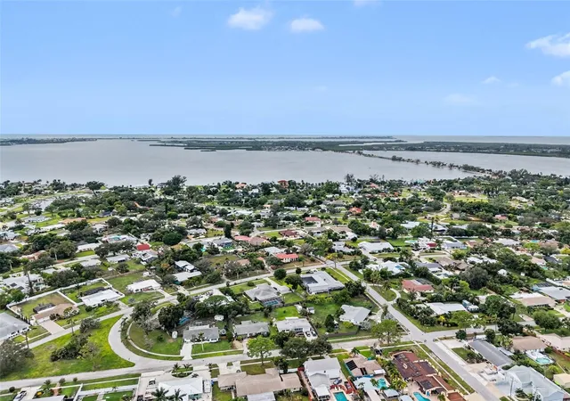 Photo 4 of Single family home for sale at 1110 De Narvez Ave, Bradenton, FL 34209 | MLS# A4708404 | Listing updated on 2026-10-05