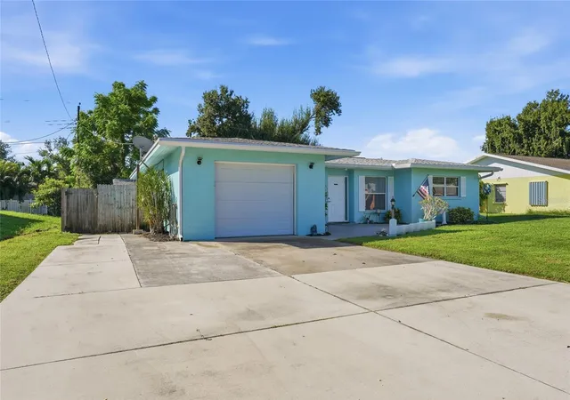 Photo 3 of Single family home for sale at 630 Darwin Rd, Venice, FL 34293 | MLS# A4708405 | Listing updated on 2026-10-23