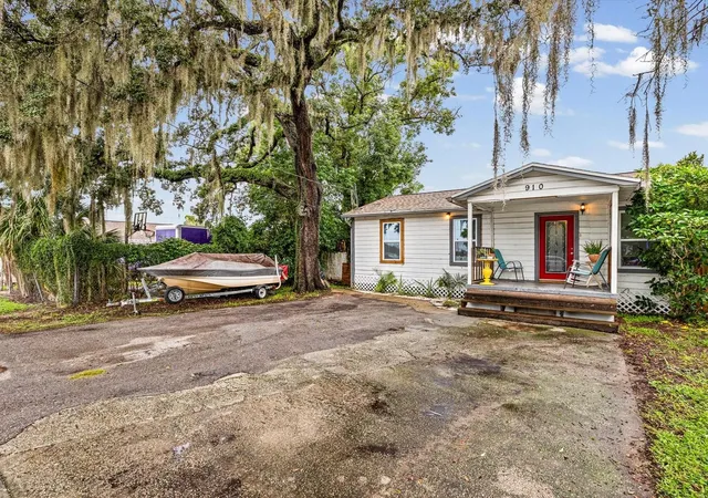 Photo 3 of Single family home for sale at 910 E Eskimo Ave, Tampa, FL 33604 | MLS# TB8554667 | Listing updated on 2026-10-09