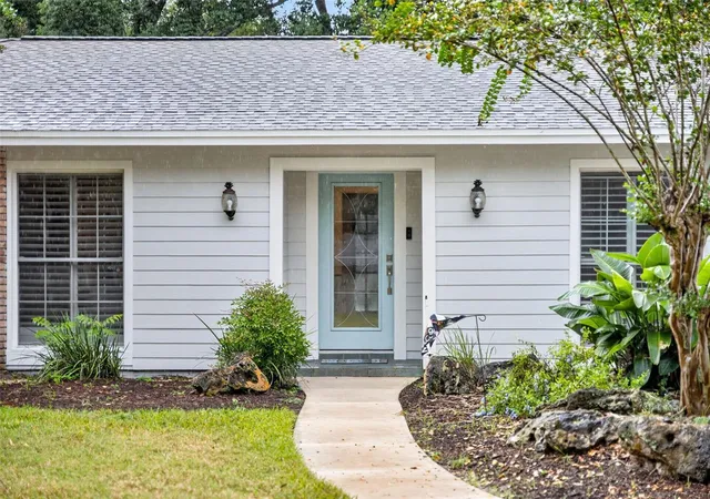 Photo 2 of Single family home for sale at 201 E Sweetwater Crk Dr, Longwood, FL 32779 | MLS# O6447083 | Listing updated on 2026-10-05