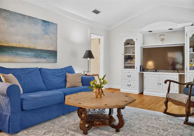 Photo 3 of Single family home for sale at 201 E Sweetwater Crk Dr, Longwood, FL 32779 | MLS# O6447083 | Listing updated on 2026-10-05