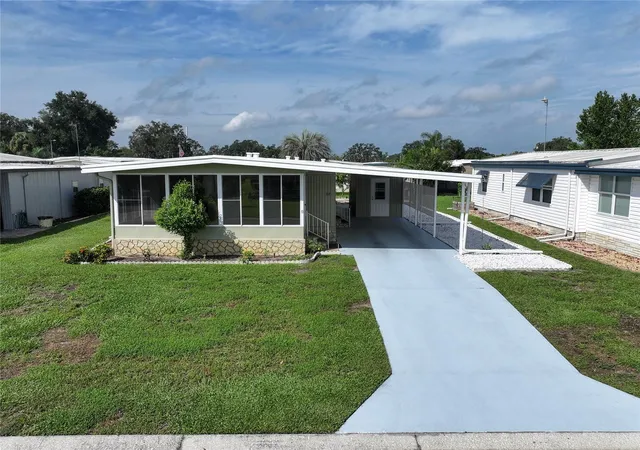 Photo 2 of Manufactured home for sale at 717 Surrey Pl, Leesburg, FL 34748 | MLS# G5118608 | Listing updated on 2026-10-22