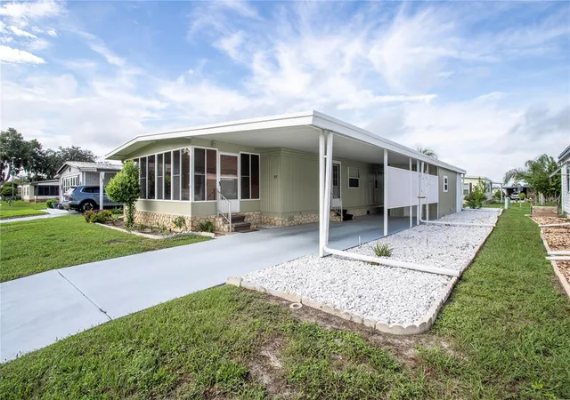Photo 3 of Manufactured home for sale at 717 Surrey Pl, Leesburg, FL 34748 | MLS# G5118608 | Listing updated on 2026-10-22