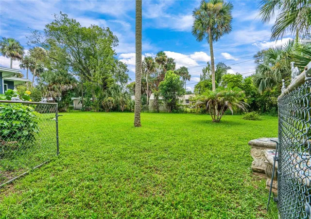 Photo 4 of Single family home for sale at 555 Ridge Blvd, South Daytona, FL 32119 | MLS# O6447122 | Listing updated on 2026-10-04