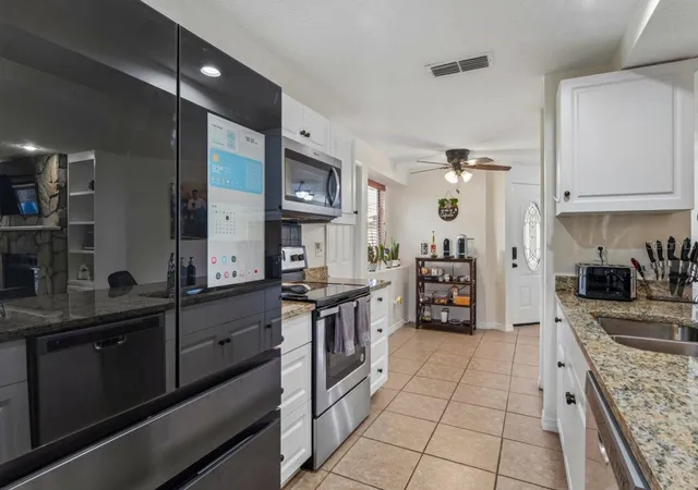 Photo 3 of Single family home for sale at 583 Longwood Ct, Oldsmar, FL 34677 | MLS# W7890073 | Listing updated on 2026-10-05