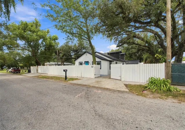 Photo 2 of Single family home for sale at 812 E Orange Ave S, Tampa, FL 33613 | MLS# TB8554751 | Listing updated on 2026-10-04