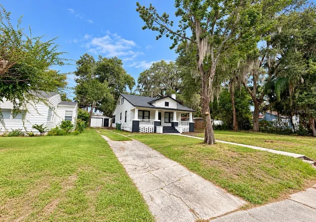Photo 3 of Single family home for sale at 1212 Osceola Ave, Leesburg, FL 34748 | MLS# R4912096 | Listing updated on 2026-10-04