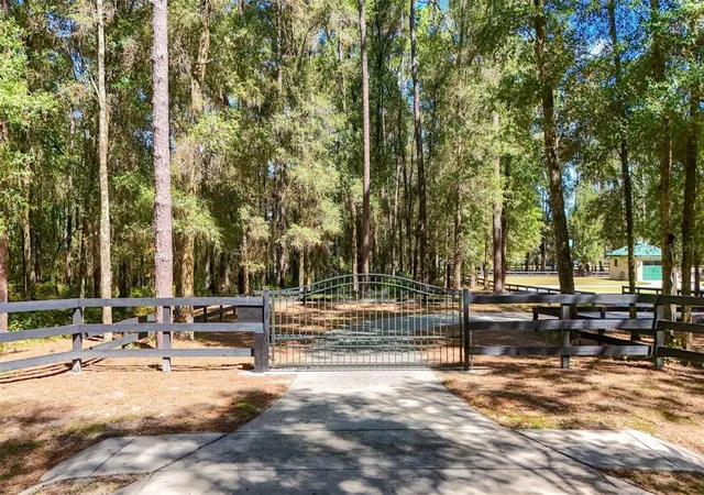 Photo 1 of Single family home for sale at 3 Carry Back Rd, Ocala, FL 34482 | MLS# OM733431 | Listing updated on 2026-10-07