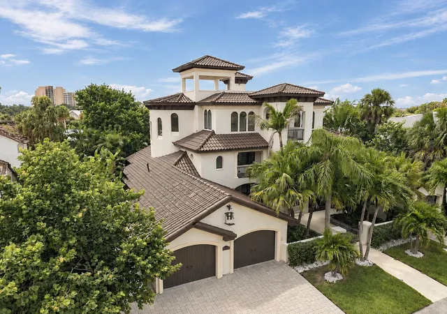 Photo 3 of Single family home for sale at 980 Bay Esplanade, Clearwater Beach, FL 33767 | MLS# TB8554787 | Listing updated on 2026-10-06