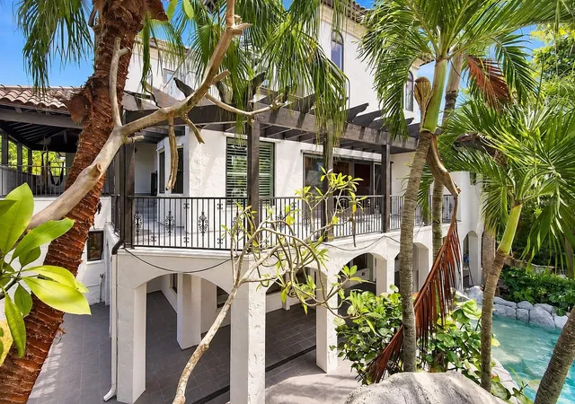 Photo 4 of Single family home for sale at 980 Bay Esplanade, Clearwater Beach, FL 33767 | MLS# TB8554787 | Listing updated on 2026-10-06