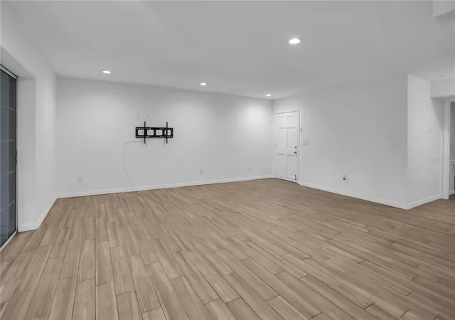Photo 3 of Condo for sale at 468 W Par St #468, Orlando, FL 32804 | MLS# O6447184 | Listing updated on 2026-10-10