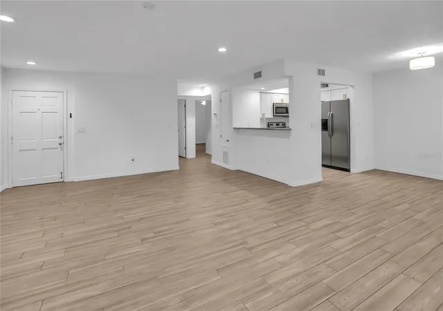 Photo 3 of Condo for sale at 468 W Par St #468, Orlando, FL 32804 | MLS# O6447184 | Listing updated on 2026-10-10