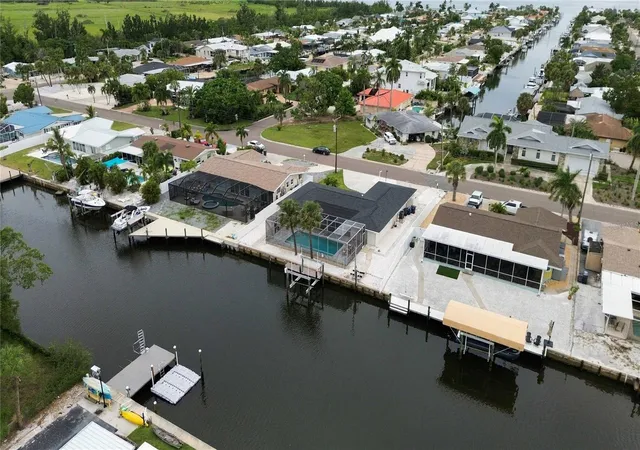 Photo 3 of Single family home for sale at 9911 Royal Palm Dr, Bradenton, FL 34210 | MLS# A4708445 | Listing updated on 2026-10-06