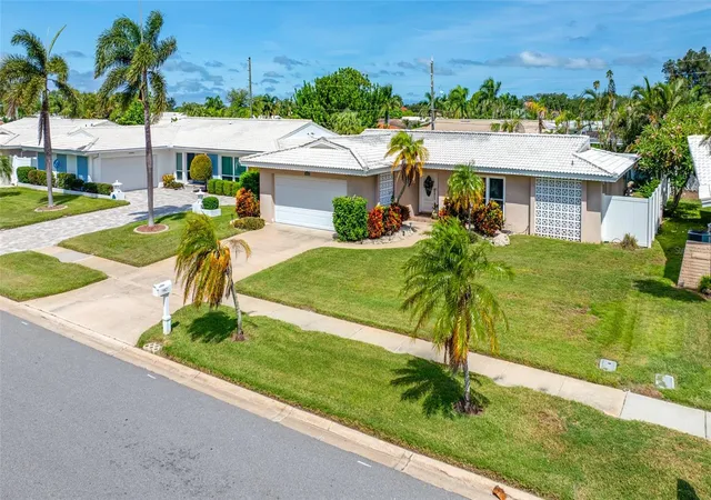 Photo 1 of Single family home for sale at 14921 Sovereign Dr, Largo, FL 33774 | MLS# TB8554807 | Listing updated on 2026-10-07