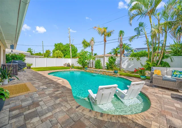 Photo 3 of Single family home for sale at 14921 Sovereign Dr, Largo, FL 33774 | MLS# TB8554807 | Listing updated on 2026-10-07