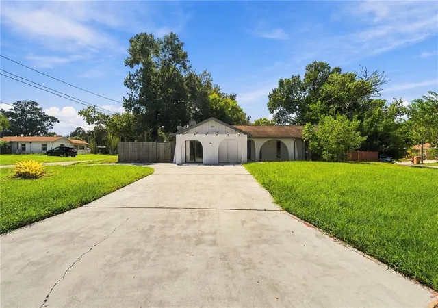 Photo 1 of Single family home for sale at 200 Twin Lake Dr, Largo, FL 33770 | MLS# TB8554845 | Listing updated on 2026-10-05