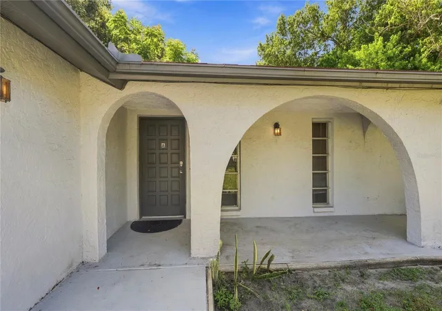 Photo 2 of Single family home for sale at 200 Twin Lake Dr, Largo, FL 33770 | MLS# TB8554845 | Listing updated on 2026-10-05