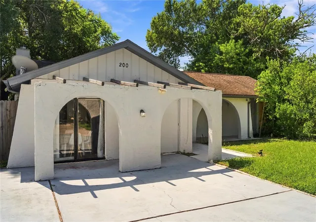 Photo 3 of Single family home for sale at 200 Twin Lake Dr, Largo, FL 33770 | MLS# TB8554845 | Listing updated on 2026-10-05
