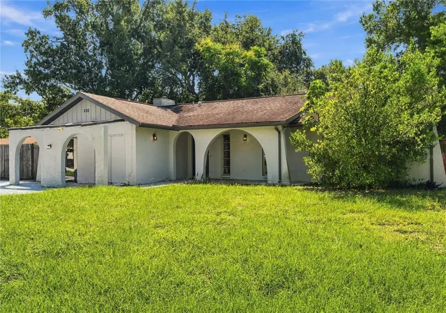 Photo 4 of Single family home for sale at 200 Twin Lake Dr, Largo, FL 33770 | MLS# TB8554845 | Listing updated on 2026-10-05