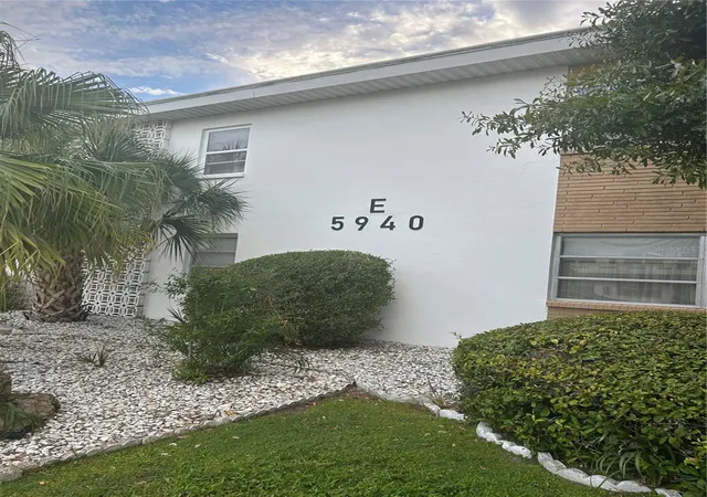 Photo 3 of Condo for sale at 5940 21st Street N #11, Saint Petersburg, FL 33714 | MLS# TB8554852 | Listing updated on 2026-10-10