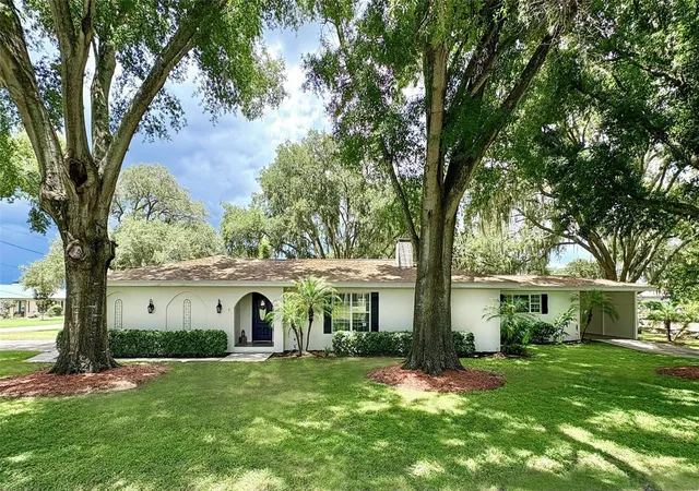 Photo 1 of Single family home for sale at 10 W Lake Hamilton Cir, Winter Haven, FL 33881 | MLS# TB8554887 | Listing updated on 2026-10-05