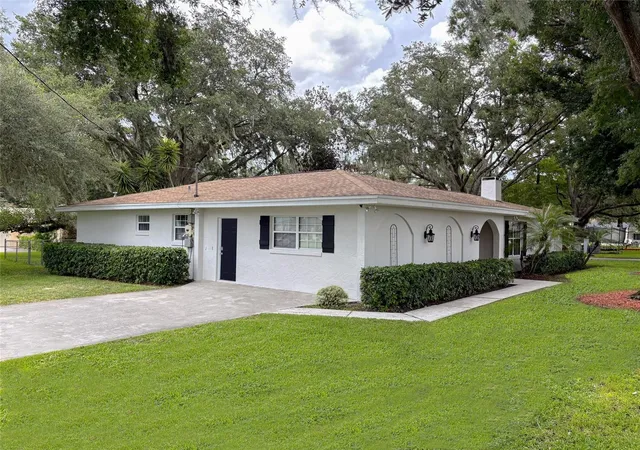 Photo 2 of Single family home for sale at 10 W Lake Hamilton Cir, Winter Haven, FL 33881 | MLS# TB8554887 | Listing updated on 2026-10-05