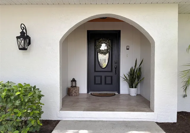 Photo 3 of Single family home for sale at 10 W Lake Hamilton Cir, Winter Haven, FL 33881 | MLS# TB8554887 | Listing updated on 2026-10-05