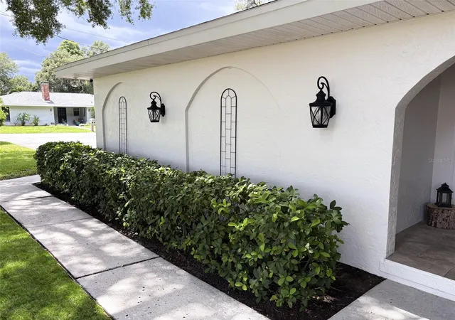 Photo 4 of Single family home for sale at 10 W Lake Hamilton Cir, Winter Haven, FL 33881 | MLS# TB8554887 | Listing updated on 2026-10-05