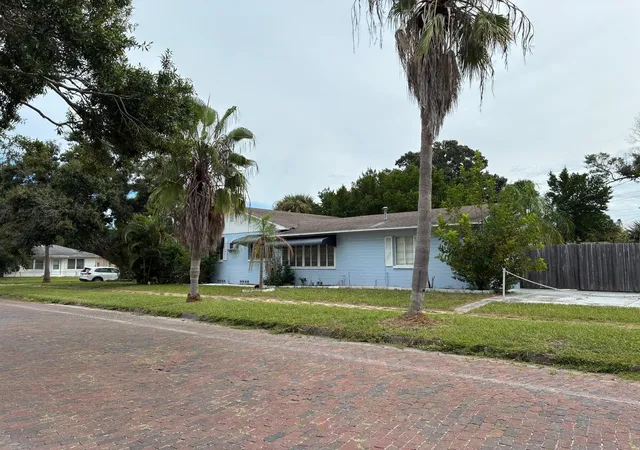Photo 3 of Sale Pending at 4456 4th Avenue N, Saint Petersburg, FL 33713 | MLS# TB8554918 | Listing updated on 2026-10-15
