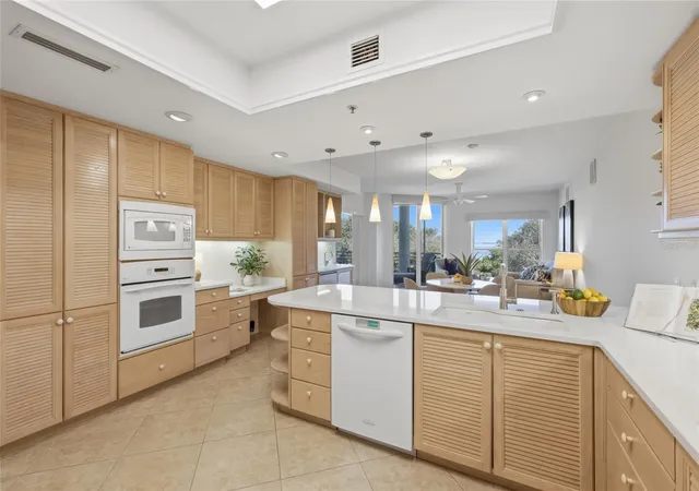 Photo 3 of Condo for sale at 2550 Harbourside Dr #333, Longboat Key, FL 34228 | MLS# A4708474 | Listing updated on 2026-10-06