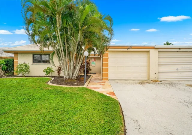 Photo 1 of House for sale at 120 Villa Dr #120, Osprey, FL 34229 | MLS# A4708477 | Listing updated on 2026-10-07