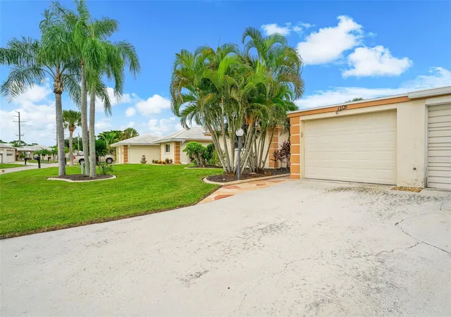 Photo 2 of House for sale at 120 Villa Dr #120, Osprey, FL 34229 | MLS# A4708477 | Listing updated on 2026-10-07