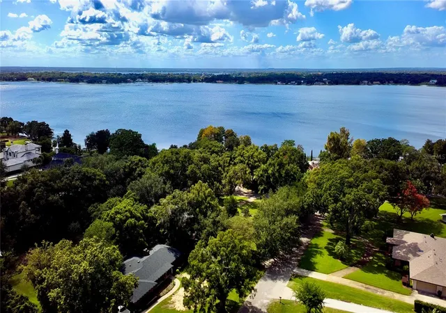 Photo 2 of Single family home for sale at 9601 Ambleside Dr, Windermere, FL 34786 | MLS# O6447280 | Listing updated on 2026-10-22